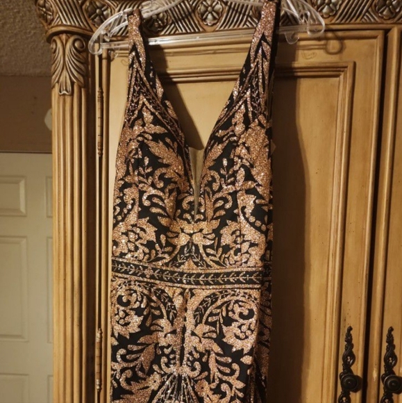 Elegant Dress - Picture 3 of 4